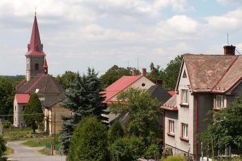 Pohled na kostel sv. Jakuba Staršího a fary od hlavní příjezdové cesty. (© Miroslav BITTER 07/2006)