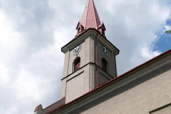 Pohled na vysokou štíhlou věž ukončenou jehlancovou střechou (© Miroslav BITTER 07/2006)