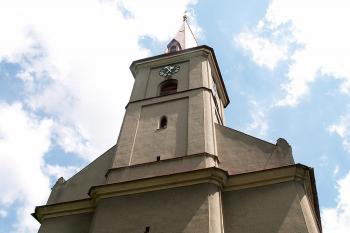 Pohled na vysokou štíhlou věž ukončenou jehlancovou střechou (© Miroslav BITTER 07/2006)