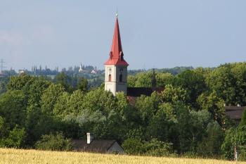 Pohled na kostel v Horních Domaslavicích od Pazderne ( © Jan P. Štěpánek 06/2007)