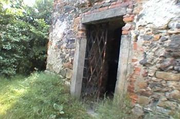 Vchod do  věže (Vlky)