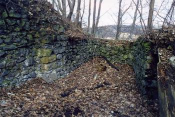 Interiér polygonální stavby ( © Filip Matoušek 11/2001)