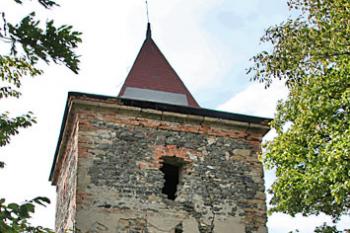 Zvonice na místě hradu ( © Luděk Pitter 09/2006)
