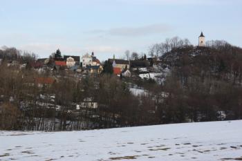 Hradní kopec a městečko ze silnice u Horního Vysokého ( © Ivan Grisa 03/2010)