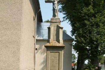 Celkový pohled na kříž před kostelem ( © Miroslav BITTER 2005)