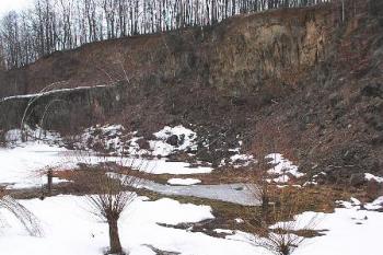 Pohled na mokřady na dně lomu i na skalnaté srázy stěn lomu. ( © Jan P. Štěpánek 03/2006)