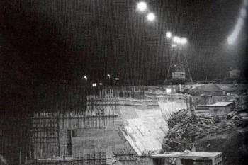  z průběhu výstavby betonové tíže hráze ( © z knihy (Vojtěch Broža, Přehrady Čech, Moravy a Slezska,knihy 555 r.v.2005))