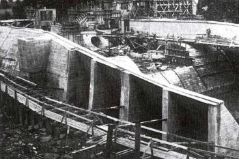  z průběhu výstavby betonové tíže hráze ( © z knihy (Vojtěch Broža, Přehrady Čech, Moravy a Slezska,knihy 555 r.v.2005))