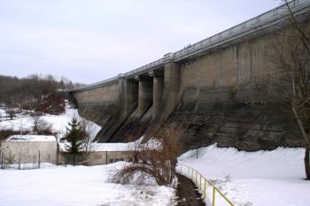 Těleso hráze přehrady ( © Jan P. Štěpánek 04/2006)