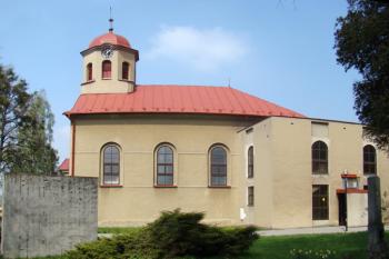 Z původního kostela (tedy, pozdně empírové stavdy z let 1841 až 1845) se dochovala nezměněná osmiboká věž s helmicí a segmentově sklenutými okénky. ( © Miroslav BITTER 04/2008)