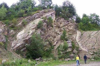 Pohled na opevnění z východní strany, z prostoru bývalého lomu, který část lokality poškodil. ( © Ondřej Štěpánek 04/2006)