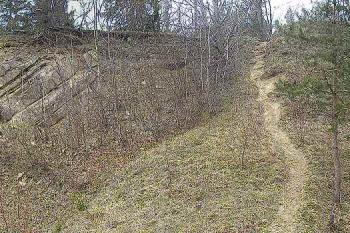 čelní pohled na zbytek plochy hradiska ( © Ondřej Štěpánek 04/2007)