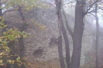 Severovýchodní část vnitřní hradby jádra (© Miroslav Šamal, 10/2008)