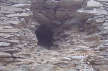 Hluboká kaverna v severovýchodní části vnitřní hradby jádra hradu (© Miroslav Šamal, 10/2008)