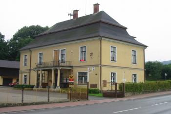 hlavní sev.průčelí zámku má stejně pěkný "kabát" jako před 7 léty (© D Dohňanský, 08/2014)