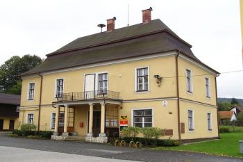 Celkový pohled na starší z obou braneckých zámků ( © Jan P. Štěpánek 10/2007)