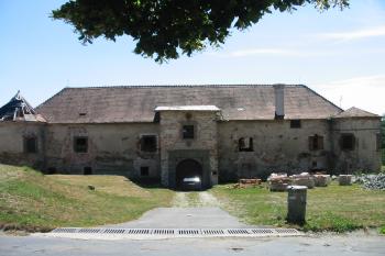 čelní ,sev.strana s opraveným portálem/oproti roku 2005 (© D Dohňanský, 07/2015)