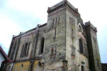 Věže nad průčelím synagogy ( © Pavel Vítek 04/2006)