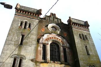 Průčelí synagogy ( © Pavel Vítek 04/2006)