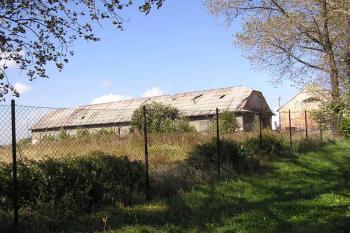 Východní část areálu tvoří starší stodola. ( © Jan P. Štěpánek 09/2005)