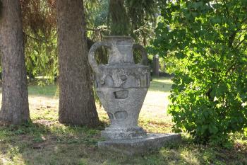 Jediná zachována plastika v parku, kamenná váza (© D Dohňanský, 07/2018)