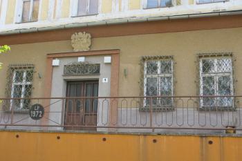 zrekonstruované přízemí s hlavním vhodem a erbem nad ním (© D Dohňanský, 07/2018)