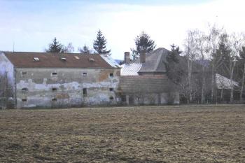 Areál koválovického dvora - vlevo sýpka, vpravo za stromy se skrývá zámek ( © Ondřej Štěpánek 04/2006)