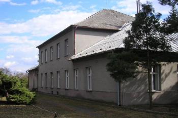 Novějšími úpravami poznamenaný zámek. ( © Ondřej Štěpánek 04/2006)