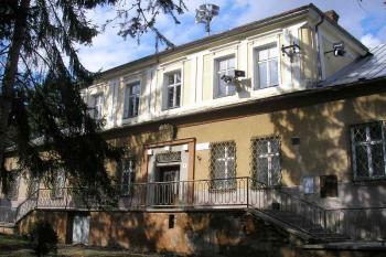 Vstupní průčelí zámku. ( © Ondřej Štěpánek 04/2006)