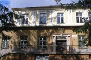 Čelní pohled na vstupní průčelí zámku. ( © Ondřej Štěpánek 04/2006)