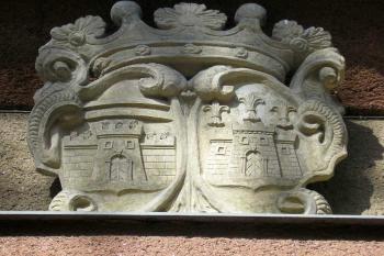 Znak stavitelů zámku Lilienburgů nad vstupním portálem. (© Ondřej Štěpánek 04/2006)