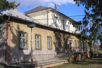 Celkový pohled na čelní fasádu zámku. ( © Ondřej Štěpánek 04/2006)