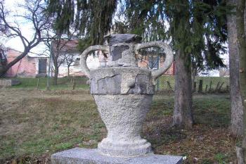 Dochovaná kamenná váza v bývalém zámeckém parku. ( © Ondřej Štěpánek 04/2006)