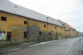 budovy ve vých.části dvora (© D Dohňanský, 01/2016)