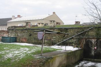 kamenná budova za tvrzí (© D Dohňanský, 01/2016)