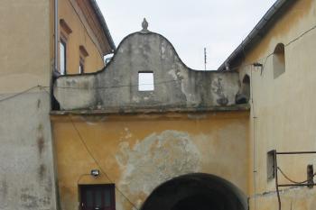 průjezd s ozdobným štítem na vých.straně tvrze (© D Dohňanský, 01/2016)