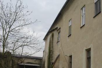 zadní,sv.strana tvrze s několika  opěráky (© D Dohňanský, 01/2016)
