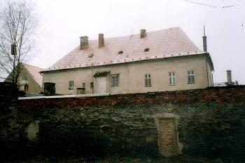 tvrz ve Skrbni - zadní průčelí s ohradní zdí statku (© jakub ivánek 2004)