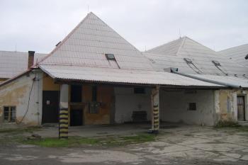 Hospodářské budovy v jižní části dvora ( © Ivan Grisa 09/2009)