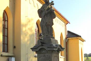 Kostel sv. Antonína Paduánského v Heřmanicích, místní části Jablonného v Podještědí (© Pavel Vítek 09/2019)