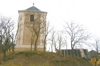 Věž tvrze od západu ( © Pavel Vítek 04/2006)