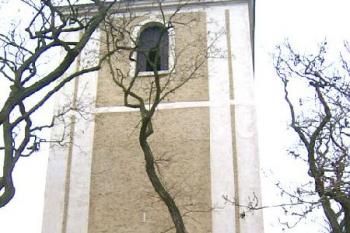 Věž bývalé tvrze od severu ( © Pavel Vítek 04/2006)