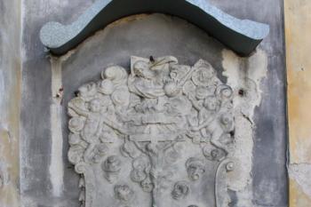 Epitaf zakladatelů kostela na východní stěně presbytáře ( © Ivan Grisa 04/2010)