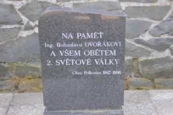 památníček obětem II.světové války v parku před zámkem ( © Ondřej Štěpánek 06/2006)