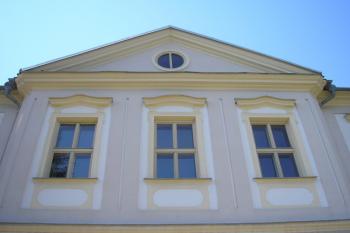 trojboký rizalit ve střední vstupní části zámku ( © Ondřej Štěpánek 06/2006)