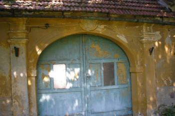 dnes již nepoužívaný vjezd do hospodářského dvora ( © Ondřej Štěpánek 06/2006)
