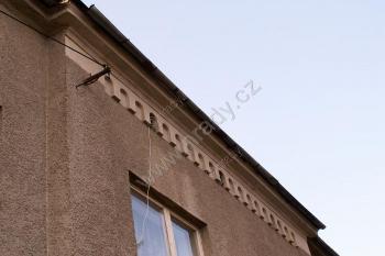 Detail dnešní výzdoby fasády ( © Miroslav BITTER 05/2006)