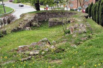 hradby a věž odhalené před průčelím kostela ( © Pavel Zany Komárek 6/5/2005)