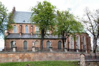jižní průčelí kostela s ohradní zdí zdobenou sochami světců ( © Pavel Zany Komárek 6/5/2005)