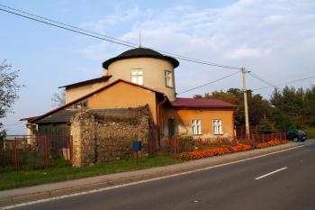 Levé křídlo letohrádku s nevhodně přistavěnou zadní dřevěnou verandou (© Miroslav BITTER 2005)